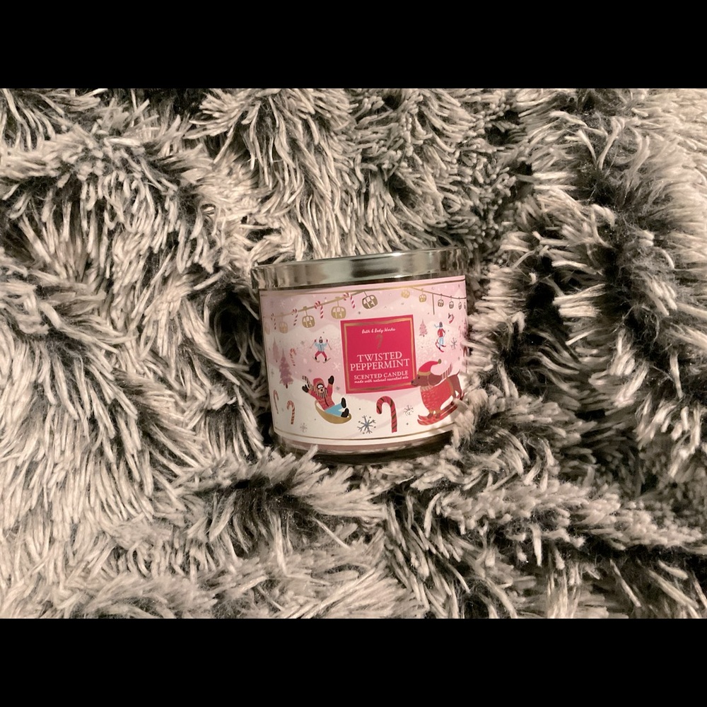 BATH AND BODY WORKS Twisted Peppermint 3-wick candle
